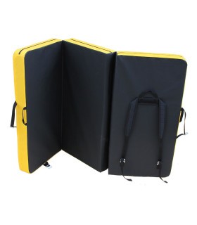 Peter bouldering Fatman crashpad