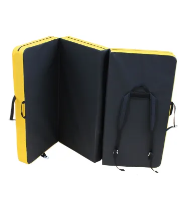 Peter bouldering Fatman crashpad