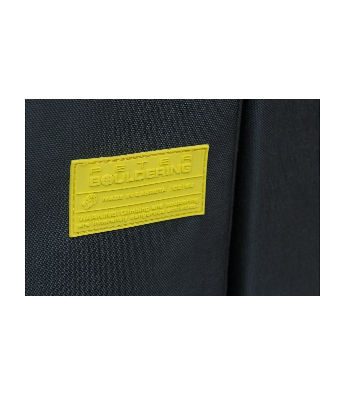 Peter bouldering Fatman crashpad grey
