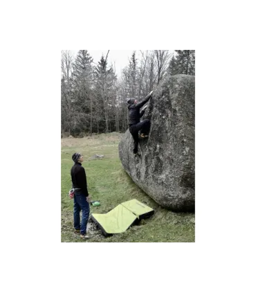 Peter bouldering Fatman crashpad grey