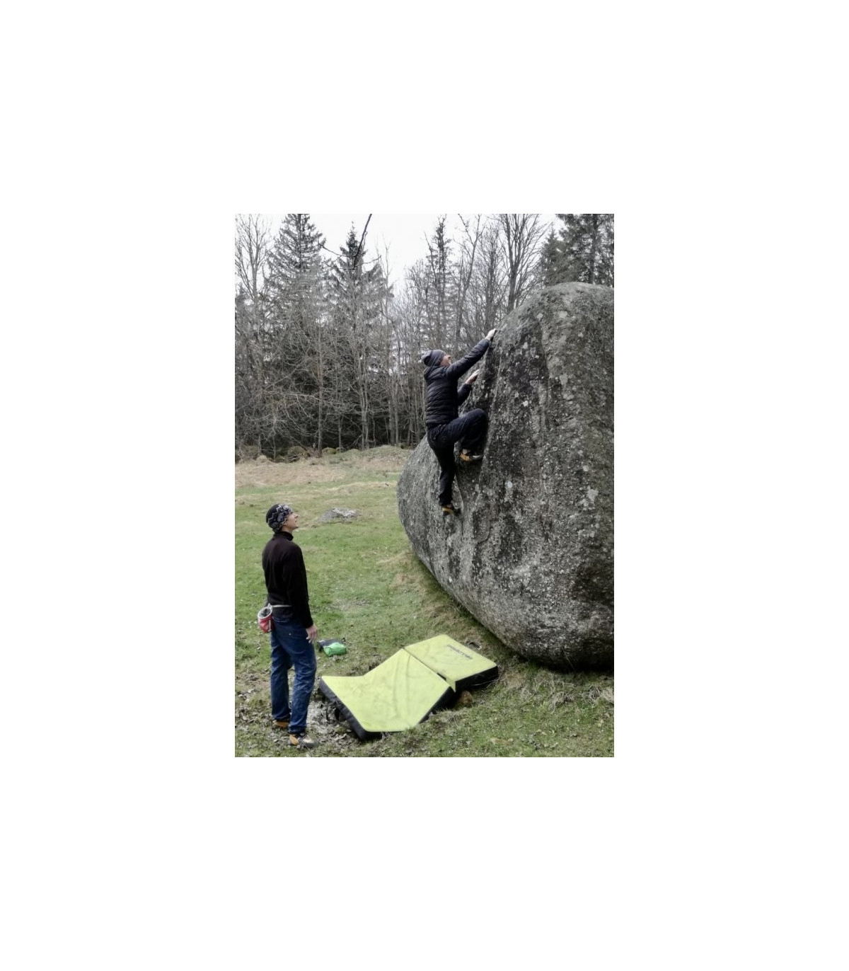 Peter bouldering Fatman crashpad grey