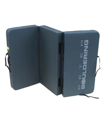 Peter bouldering Fatman crashpad grey