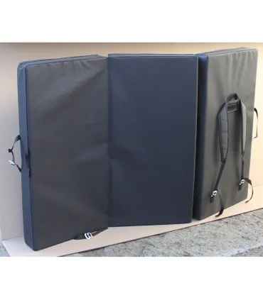 Peter bouldering Fatman crashpad grey