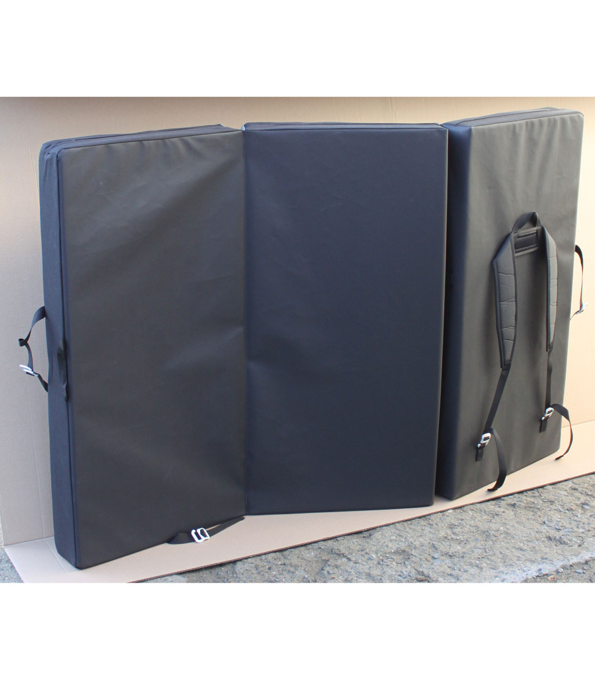 Peter bouldering Fatman crashpad grey
