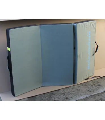 Peter bouldering Fatman crashpad grey