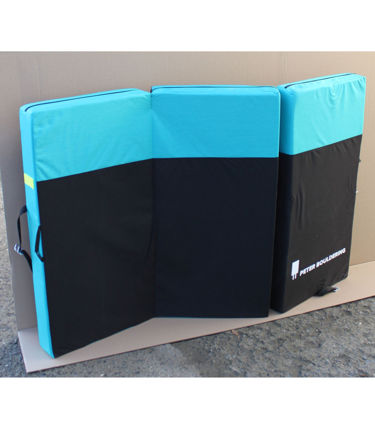 Peter bouldering Fatman crashpad