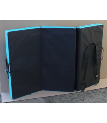 Peter bouldering Fatman crashpad