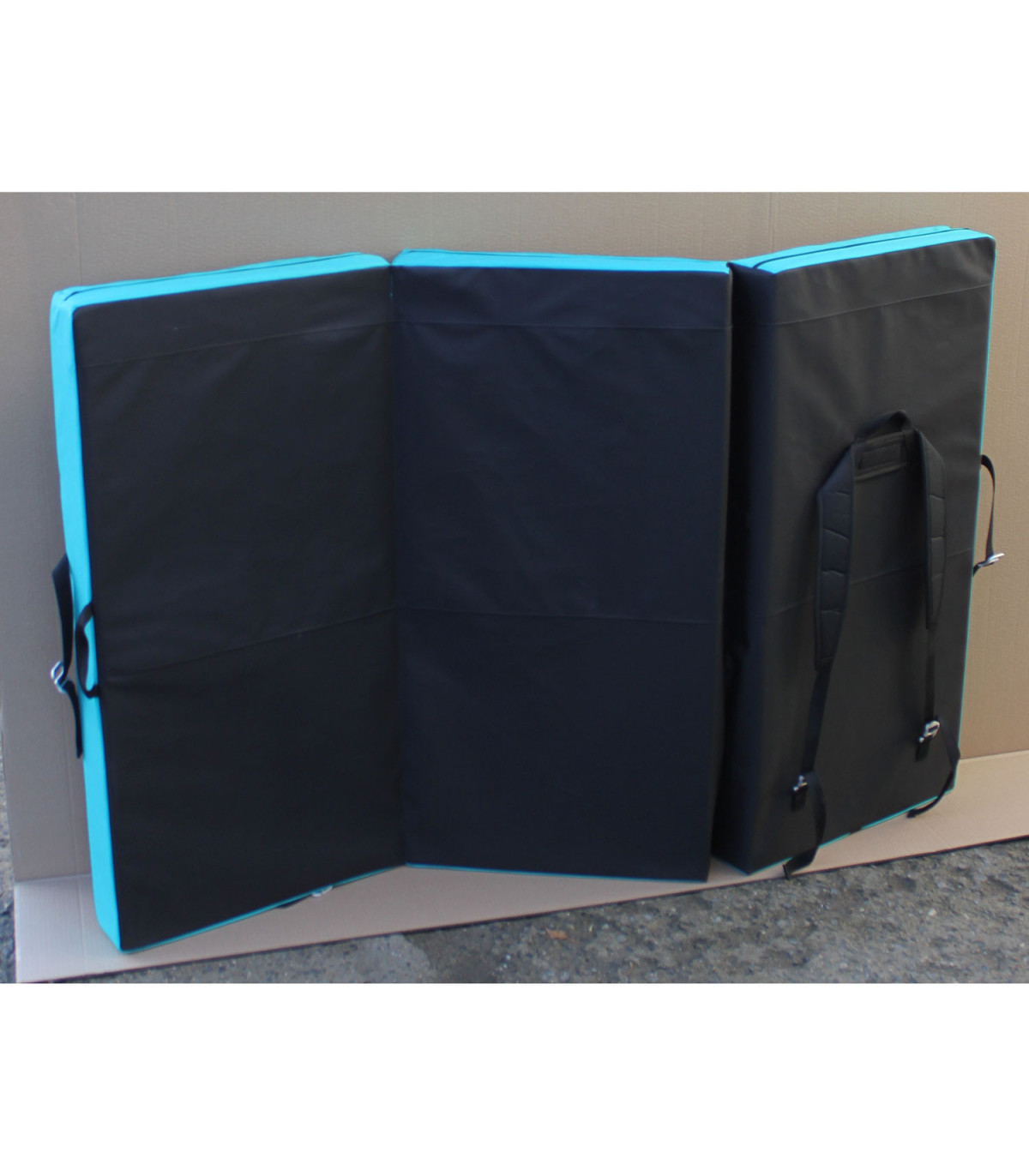 Peter bouldering Fatman crashpad